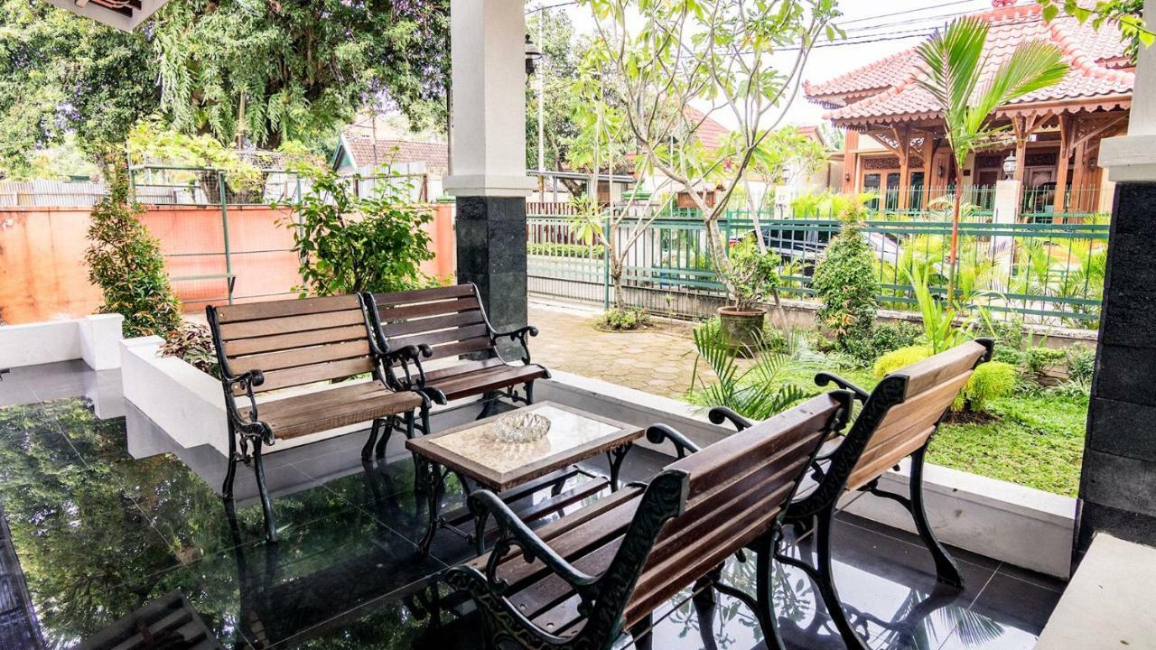 Appartement Ndalem Sarengat à Yogyakarta Extérieur photo